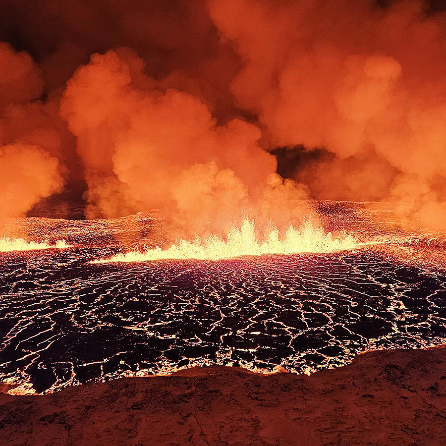 Grindavik (Islanda). Domenica la polizia islandese ha evacuato la citt&agrave; di Grindavik e dichiarato lo stato di emergenza a causa della fuoriuscita di lava da una nuova fessura vulcanica sulla penisola di Reykjanes: &egrave; la 4&deg; eruzione a colpire l’area da dicembre. 