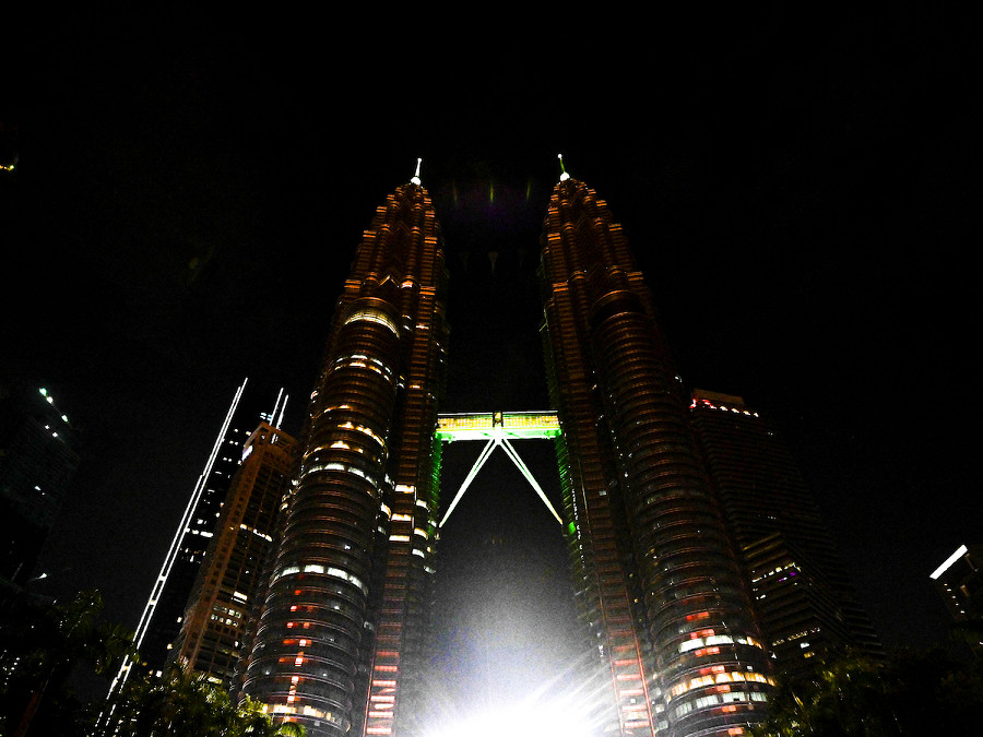 Kuala Lumpur (Malesia) Le Torri Gemelle Petronas sono rimaste avvolte nell’oscurit&agrave; per un’ora durante l&rsquo;<i>Earth Hour 2024: Give an Hour for Earth</i>, l&rsquo;evento mondiale per l&rsquo;ambiente durante cui si spengono le luci di edifici simbolici e case in tutto il mondo.
