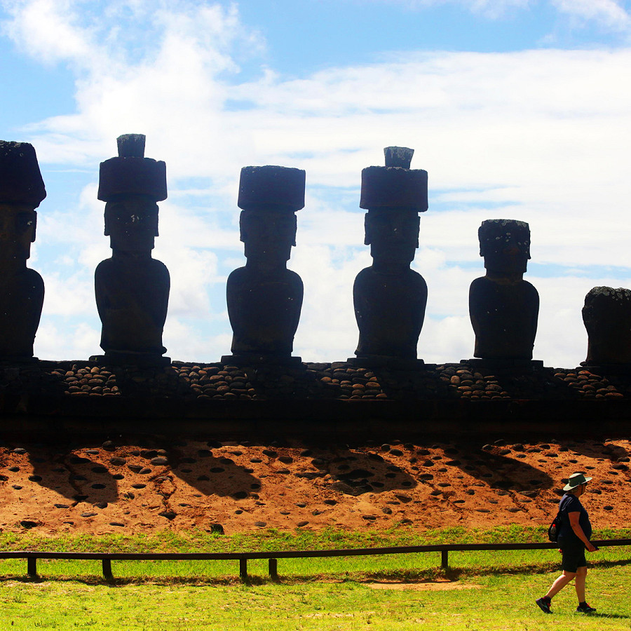 Rapa Nui (Cile). Le 7 statue moai di Ahu Nau Nau. Fino al 5 aprile, l&rsquo;Isola di Pasqua ospiter&agrave; il ‘Rapa Nui Pacific Leaders Summit 2024: Protezione degli oceani e la sfida dell’inquinamento da plastica e microplastica nella regione”.
