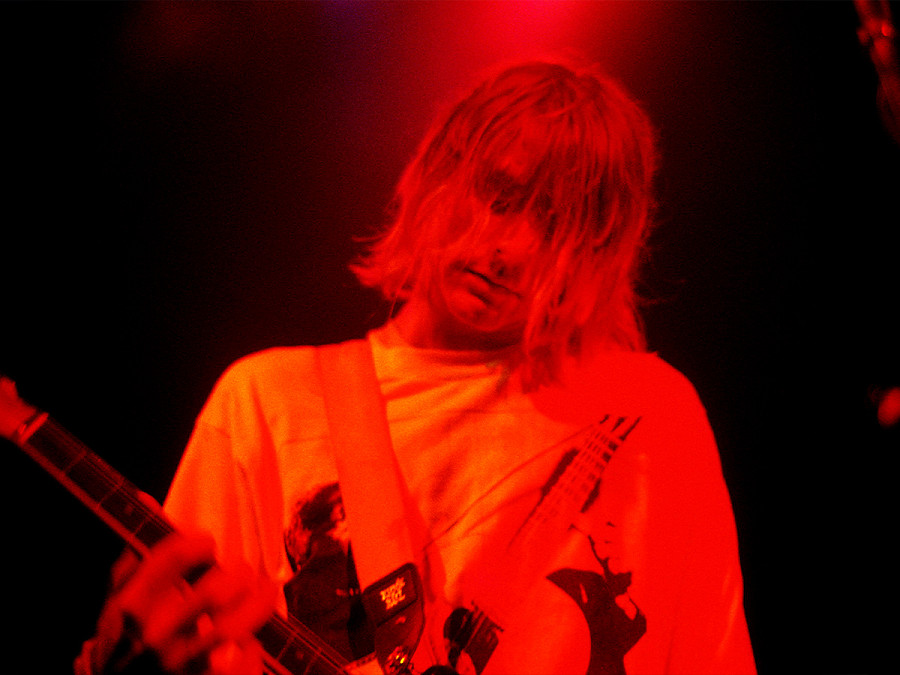 Seattle (Stati Uniti). L&rsquo;8 aprile 1994 veniva trovato il corpo senza vita di Kurt Cobain nella sua casa vicino al lago Washington. Il cantante e fondatore dei Nirvana si era suicidato 3 giorni prima con un colpo di fucile. Aveva 27 anni. 