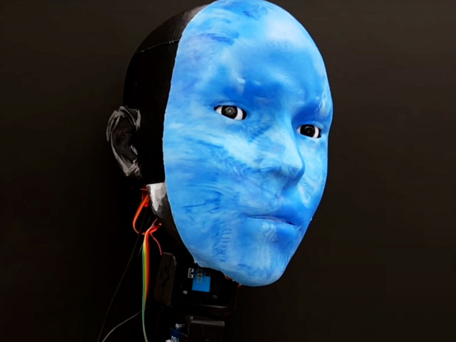 New York (Stati Uniti). I ricercatori della Columbia University hanno creato un robot capace di prevede quando qualcuno sorrider&agrave;, e ricambiare. Emo, basato sull’intelligenza artificiale, legge le espressioni facciali e cerca di imitarle.