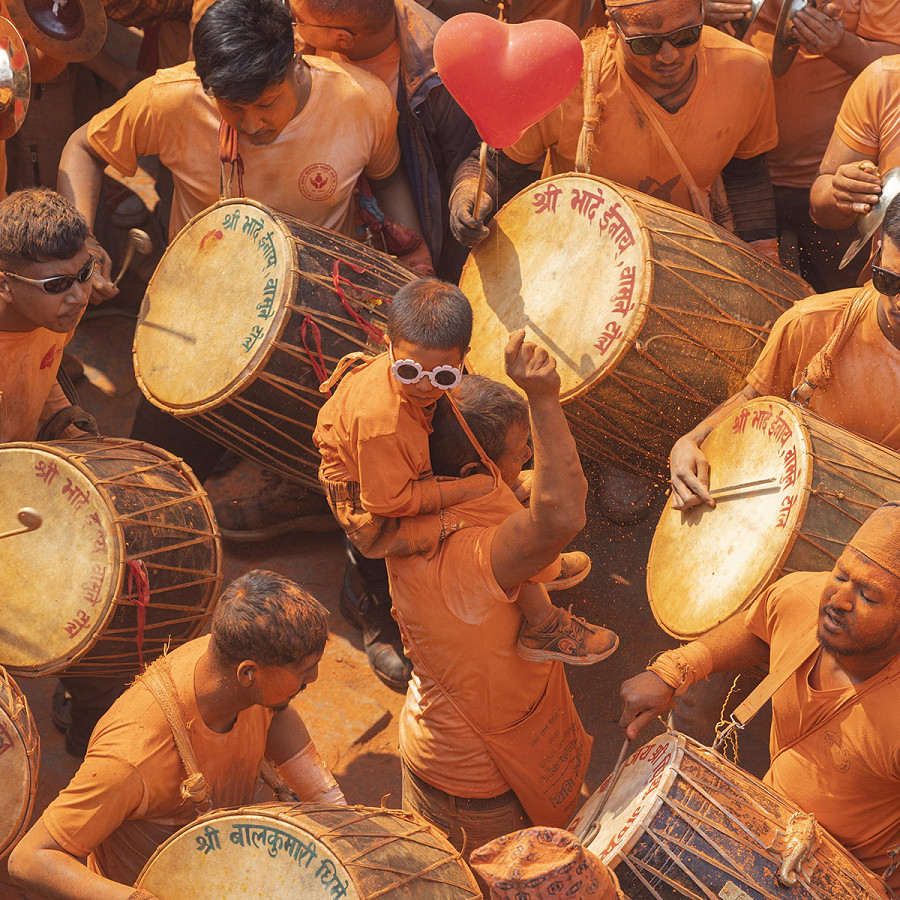 Kathmandu (Nepal). I nepalesi cantano, ballano e si cospargono di polvere colorata durante il festival Bisket Jatra a Thimi.