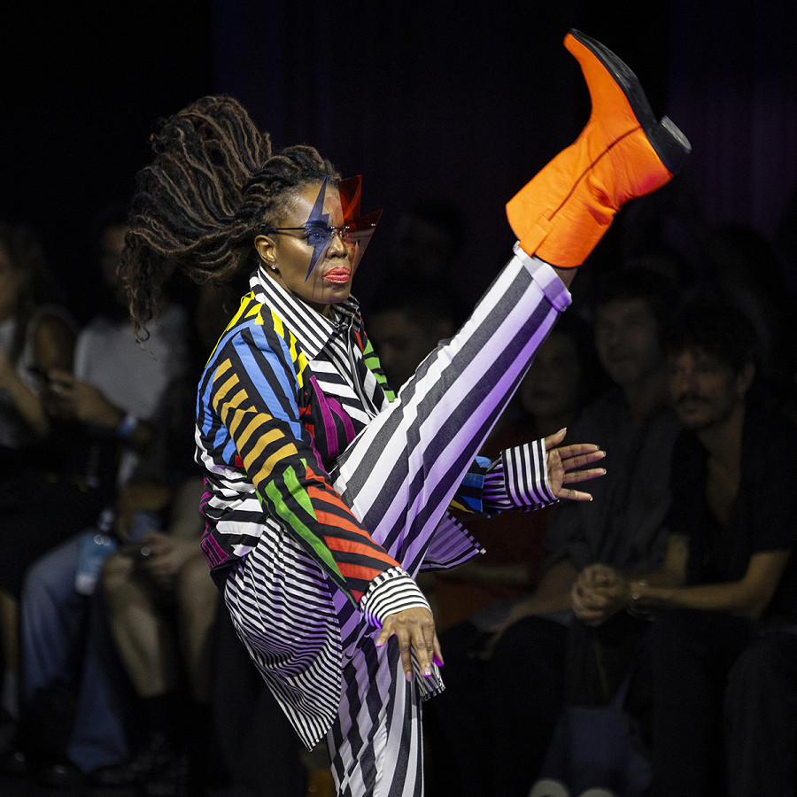 San Paolo (Brasile). Una modella presenta una creazione di Amapo durante l’ultimo giorno della Sao Paulo Fashion Week 2024. 