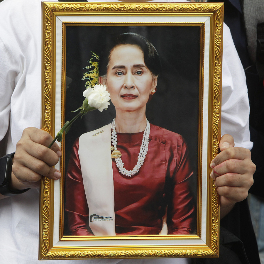  Naypyidaw (Myanmanr). Aung San Suu Kyi, ex leader birmana detenuta dal febbraio del 2021 ha lasciato il carcere ed &egrave; ora sottoposta al regime di arresti domiciliari. La misura &egrave; stata dettata dalle temperature elevate registrate nel Paese ma non &egrave; chiaro se si tratta di una situazione temporanea. 