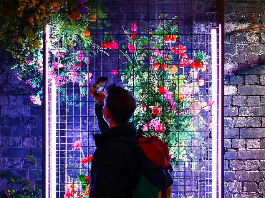 Manchester (Regno Unito). Un uomo fotografa un&rsquo;opera della mostra “Reclaimed by Nature” durante l’RHS Urban Show al Depot Mayfield, che si svolger&agrave; dal 18 al 21 aprile 2024. 