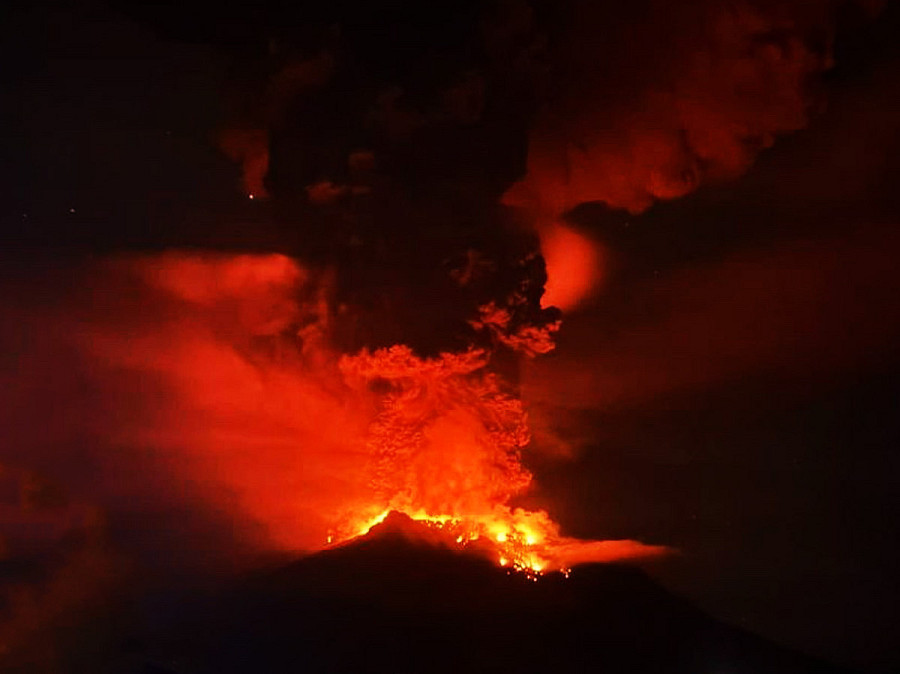&Egrave; allerta tsunami in Indonesia a causa dell&rsquo;eruzione del vulcano Ruang. Le autorit&agrave; hanno evacuato almeno 11.000 persone residenti nell&rsquo;area circostante e chiuso l&rsquo;aeroporto di Manado.