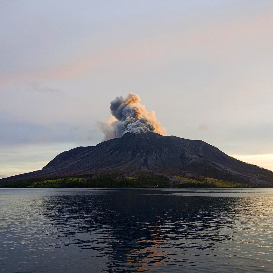 Tagulandang (Indonesia). Una foto resa disponibile dall’Agenzia nazionale indonesiana di ricerca e salvataggio mostra l’eruzione del Monte Ruang nel Nord Sulawesi. Circa 828 persone sono state evacuate. 