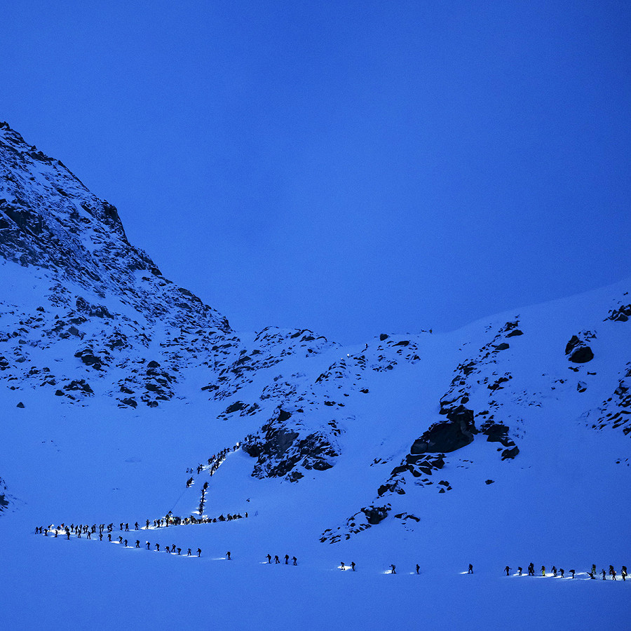 Arolla (Svizzera). I concorrenti scalano il passo Tsena Refien durante la 24esima edizione della gara di Glacier Patrol nelle Alpi svizzere tra Arolla e Verbier. 