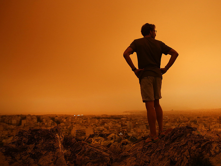 Atene (Grecia). La polvere del Sahara ricopre il cielo della capitale greca, conferendole un postapocalittico color arancione. Secondo l’Osservatorio Nazionale, la circolazione atmosferica sul Paese favorisce il trasferimento di masse d’aria calda e sabbia desertica dall’Africa. 