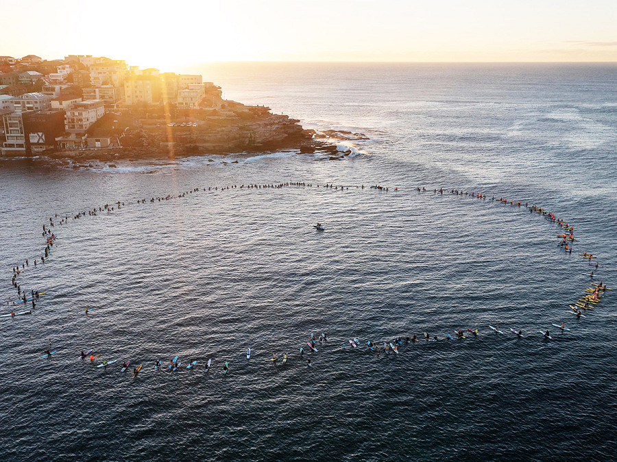 Sydney (Australia). Il rituale oceanico del &ldquo;paddle out&rdquo; a Bondi Beach, per onorare e ricordare le vittime degli accoltellamenti del Westfield Bondi Junction del 13 aprile 2024.