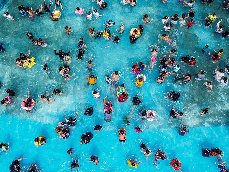 Gli ospiti di un resort nella provincia di Bulacan cercano refrigerio nelle acque della piscina per rinfrescarsi durante l’ondata di caldo che ha colpito le Filippine. 
