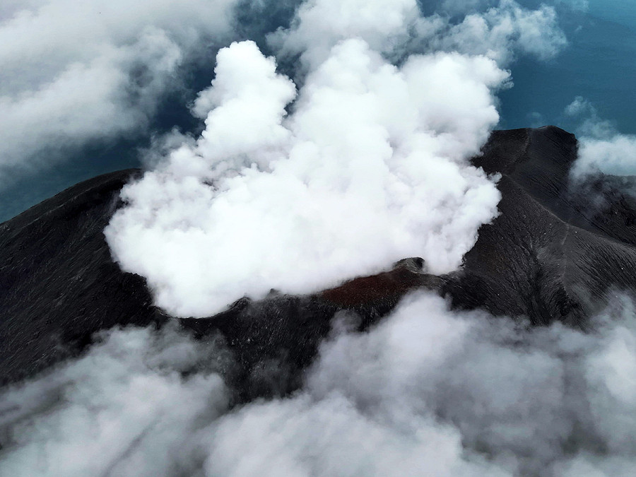 Giacarta (Indonesia). Pi&ugrave; di 10.000 persone saranno trasferite definitivamente dopo che una serie di eruzioni del vulcano Ruang ha sollevato preoccupazioni sui pericoli derivanti dalla residenza sull’isola in futuro.