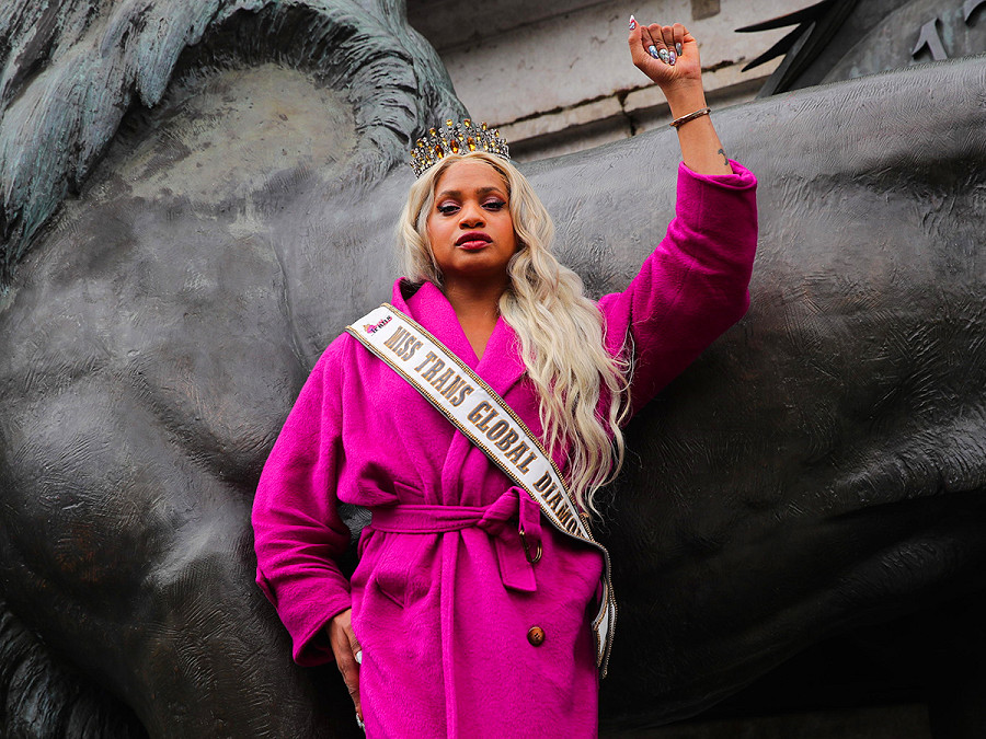 Parigi (Francia). Miss Trans Global Diamond, Kevhoney Scarlett, durante la manifestazione a sostegno delle persone transgender. 800 organizzazioni e personaggi pubblici hanno lanciato un appello contro i progetti di legge anti-trans proposti da alcuni senatori di destra ed estrema destra.