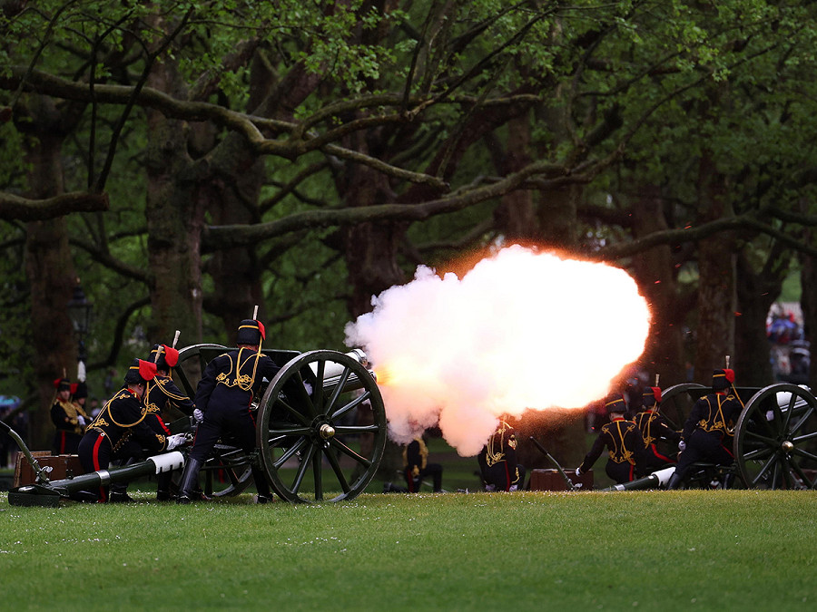 Londra (Reno Unito). La Kings Troop Royal Horse Artillery esegue il saluto reale al Green Park per celebrare l’anniversario del giorno dell’incoronazione di re Carlo III.