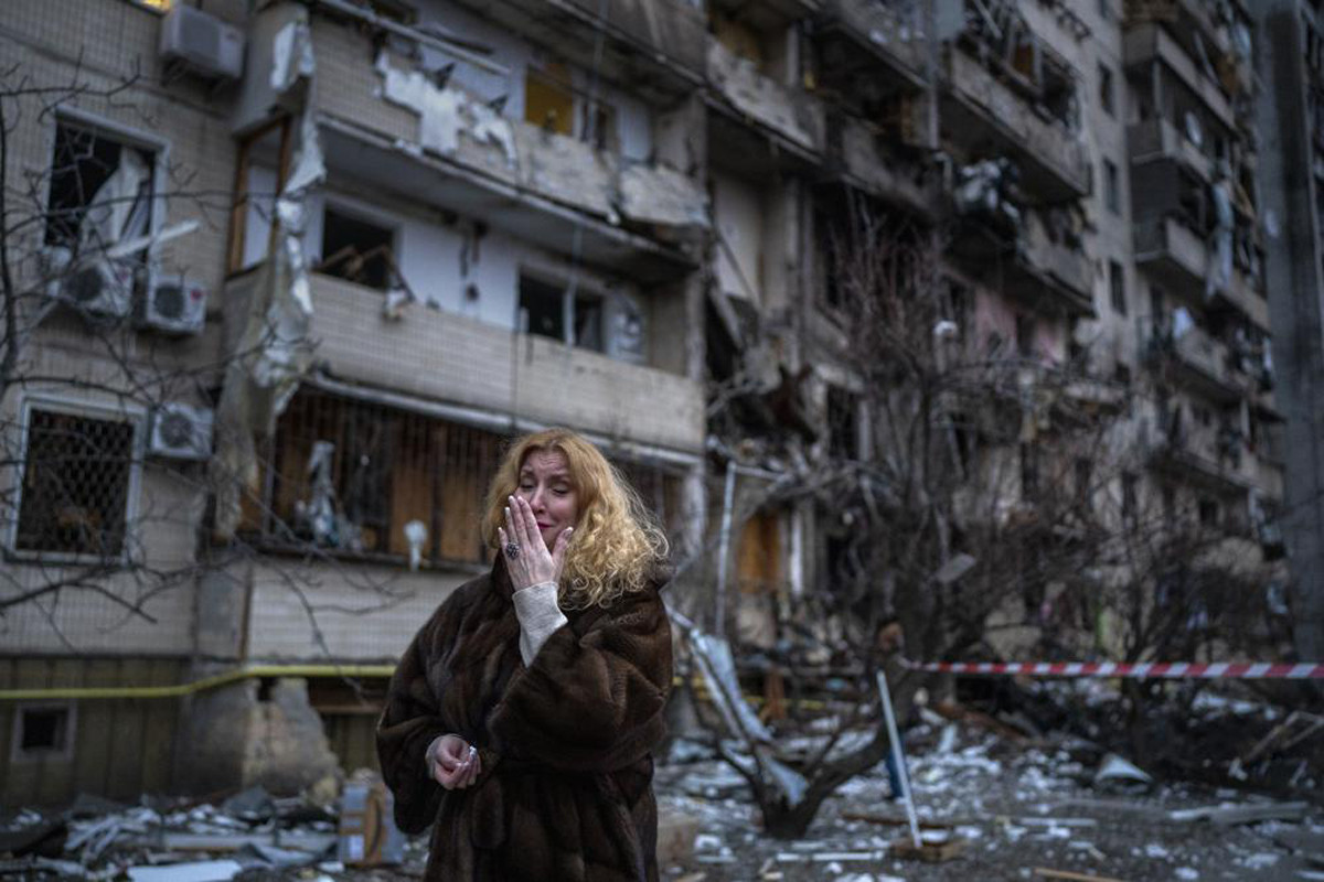 Natali Sevriukova vicino la sua casa dopo un attacco missilistico a Kyiv