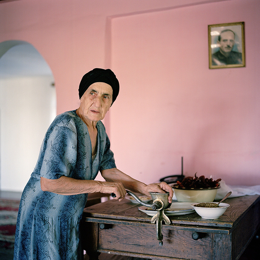2010, Gali, Abkhazia. La madre di Tengo Inalishvili prepara una pasta piccante di peperoncini secchi nella casa di famiglia nel villaggio di Rechxi
