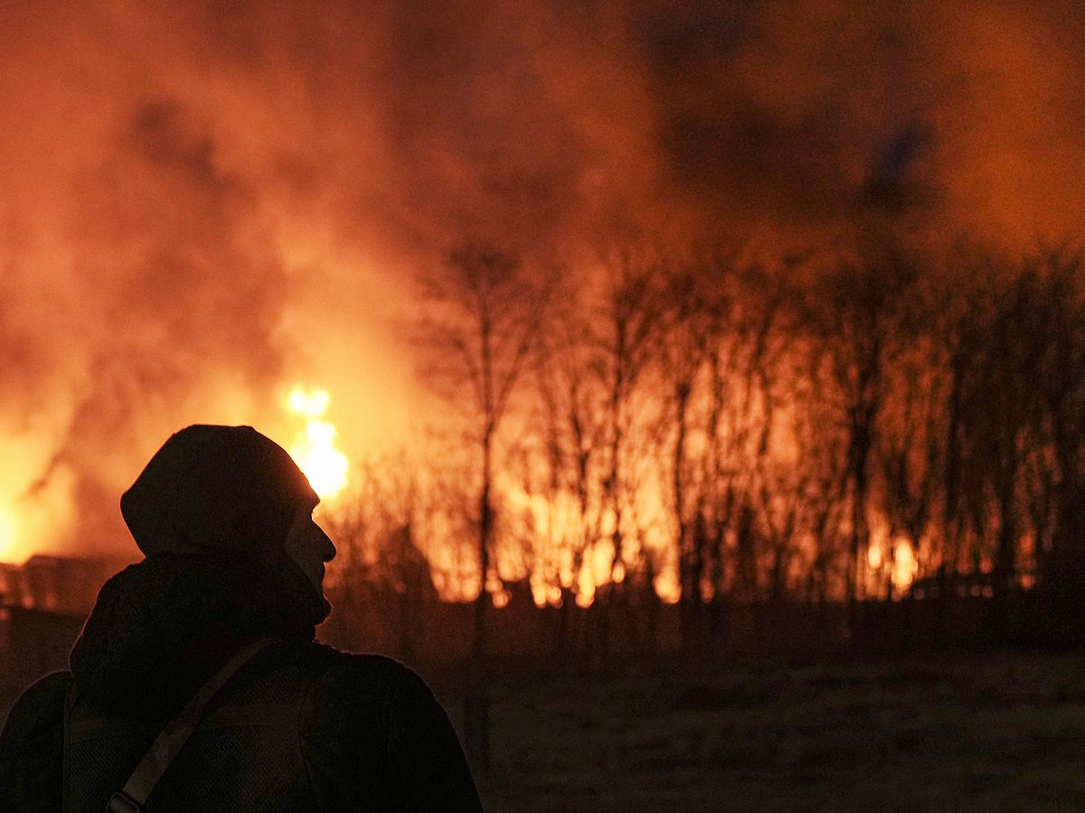 Un militare ucraino colpito da un incendio in un magazzino dopo un attentato alla periferia di Kyiv, marzo 2022