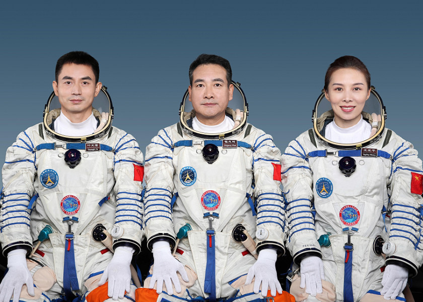Gli astronauti cinesi Zhai Zhigang, 55 anni, Ye Guangfu, 41 anni, e Wang Yaping, 41 anni