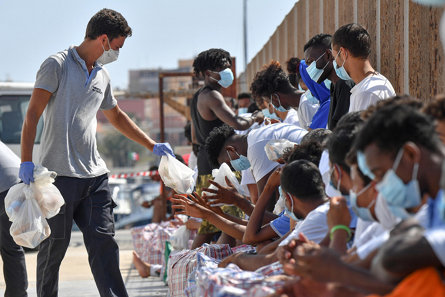A Lampedusa nelle ultime 24 ore sono sbarcate 222 persone, in diverse località della Spagna altre 300 