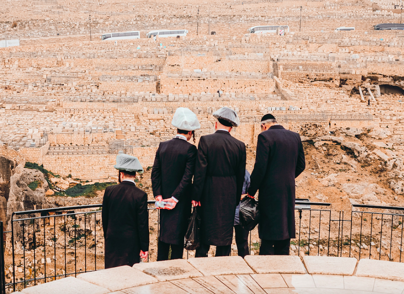I palestinesi protestano per la costruzione di un parco nazionale israeliano sopra uno storico cimitero a Gerusalemme