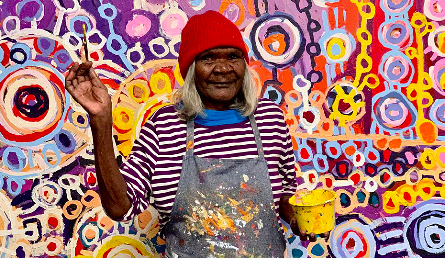 L'artista aborigena Margaret Richards presso l'Art Center di Adelaide.