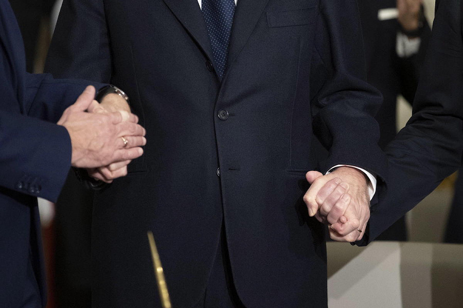 Roma. Auguri Presidente! Sergio Mattarella è stato eletto per altri 7 anni al Quirinale (nella foto, mentre stringe le mani al Presidente francese Emmanuel Macron durante l'ultimo incontro).