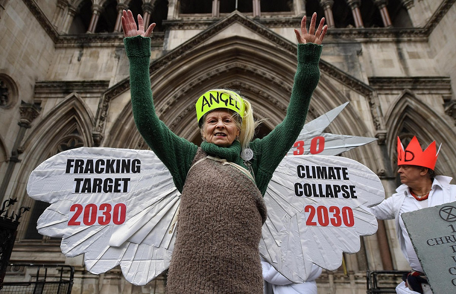 La stilista Vivienne Westwood a una manifestazione contro il fracking, a Londra.
