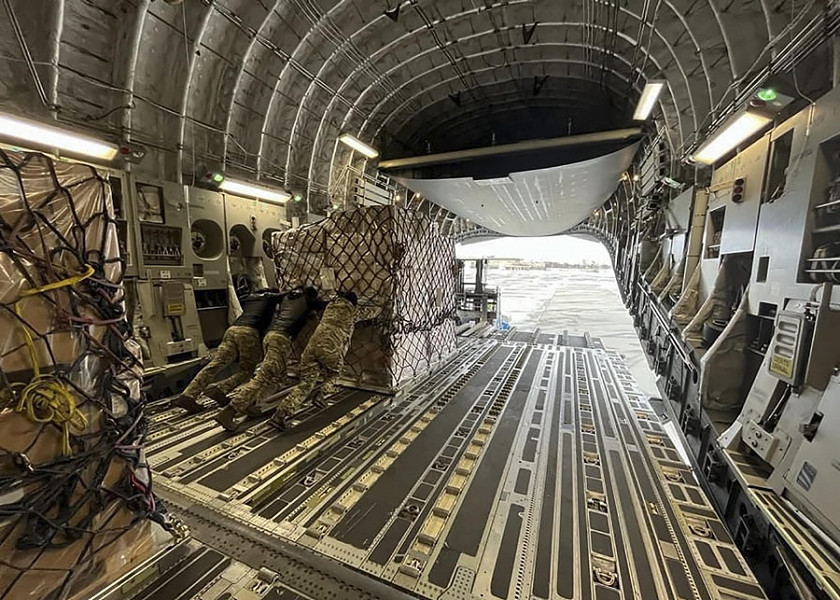 Gli aerei cargo britannici scaricano materiali di assistenza tecnico-militare all'aeroporto di Kiev Boryspil, Ucraina. EPA/Armed Forces of Ukraine press service