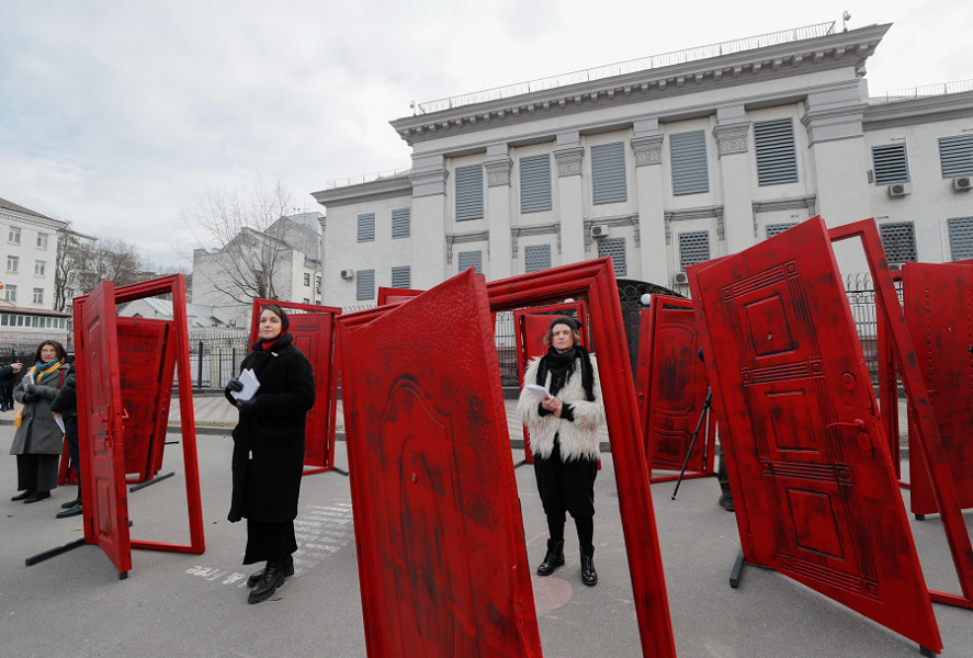 Kyiv. Davanti all'ambasciata russa, 11 porte rotte e verniciate di rosso, simbolo di altrettante vite spezzate, dei giornalisti e dei tartari di Crimea uccisi durante l'annessione della penisola alla Russia nel 2014. EPA/SERGEY DOLZHENKO