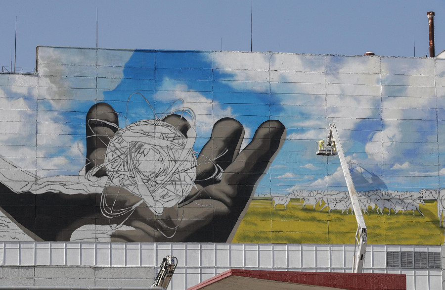 Il murale gigante dipinto sul muro di contenimento del sito nucleare di Chernobyl.