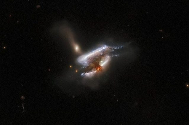 La fusione di tre galassie vista da Hubble (fonte: ESA/Hubble & NASA, W. Keel, Dark Energy Survey, DOE, FNAL, DECam, CTIO, NOIRLab/NSF/AURA, SDSS Acknowledgement: J. Schmidt)