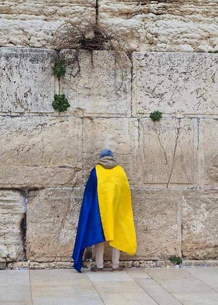 Gerusalemme. Una bandiera ucraina avvolge un uomo mentre prega al Muro del Pianto. L'immagine è stata pubblicata sulla pagina Facebook dell'ambasciata di Kyiv a Tel Aviv. FACEBOOK 
