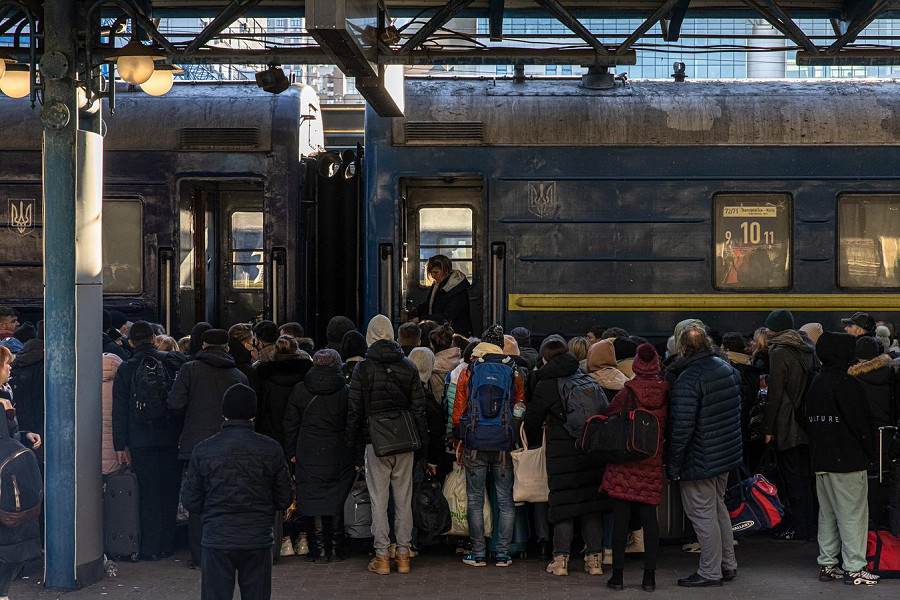 Cittadini stranieri in fuga ai valichi di frontiera ucraini: anche l'Unhcr ha condannato gli episodi di razzismo.