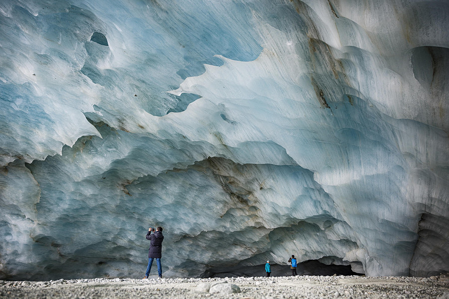 Zinal, Svizzera. Degli escursionisti visitano una grotta formatasi nella sezione finale del ghiacciaio Zinal. Negli ultimi 60 anni il suo volume complessivo si è ridotto di quasi il 50%. EPA/VALENTIN FLAURAUD 