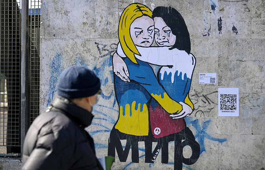 Roma. In occasione della Giornata Internazionale della Donna, nella Capitale è comparso un poster della street artist Laika con l'abbraccio tra una donna russa e una ucraina. 