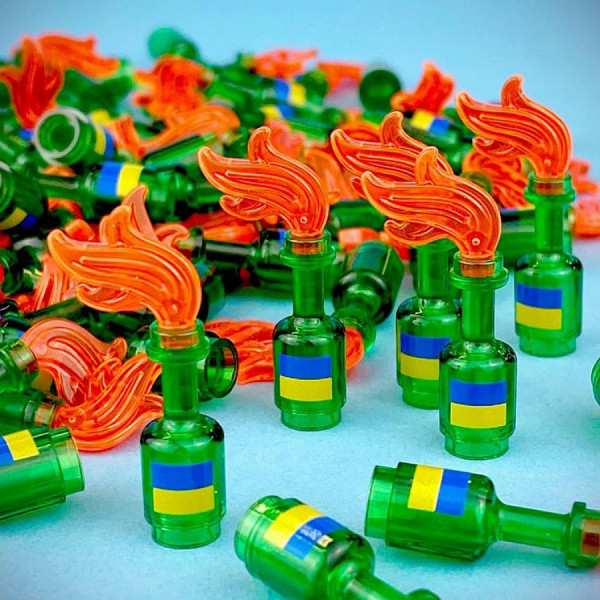 Chicago (Stati Uniti). Un rivenditore della Lego ha raccolto 16.000 dollari per l’Ucraina vendendo mini-personaggi con le sembianze del presidente Volodymyr Zelensky e piccole bottiglie di molotov.