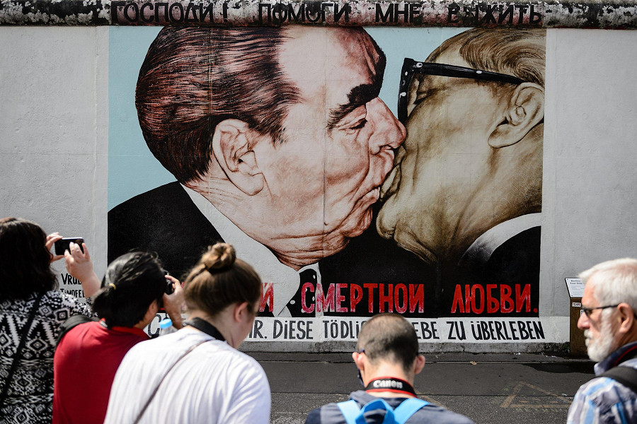 L'opera dell'artista russo Dmitri Vrubel su una sezione del Muro di Berlino, con il bacio tra l'ex leader Urss Leonid Brezhnev e il tedesco Erich Honecker. 