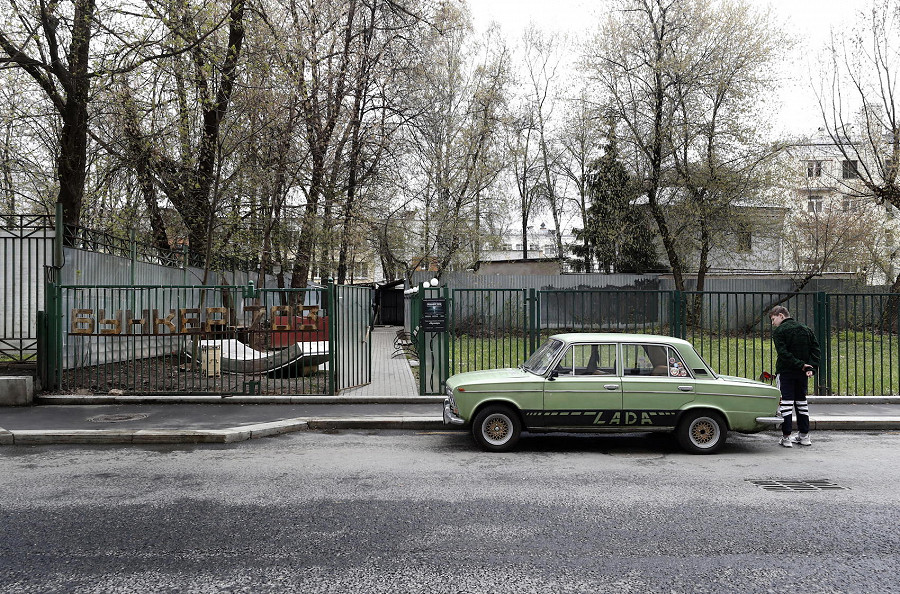Una Lada parcheggiata all'esterno di un vecchio edificio a Mosca, che nasconde l'ingresso del Bunker 703 del Ministero degli Affari Esteri dell’Urss, oggi un museo aperto a visitatori (EPA/MAXIM SHIPENKOV)