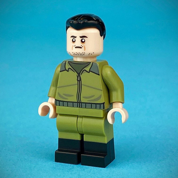 L'omino Lego che raffigura il Presidente ucraino Zelensky, venduto per beneficenza.