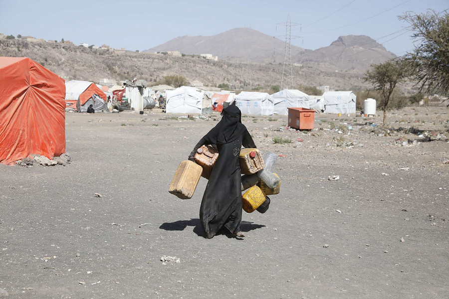 Una donna al campo profughi di Sana'a, in Yemen. EPA/YAHYA ARHAB