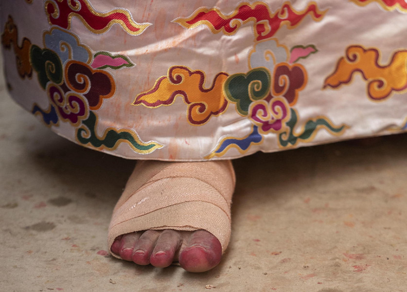 Kathmandu (Nepal). Il piede di un ballerino durante la manifestazione religiosa per il Naradevi Dance festival in onore dell'omonima divinità, protettrice della valle di Kathmandu. Nei giorni del festival i devoti indossano le maschere religiose di varie divinità maschili e femminili. (Epa/Narendra Shrestha)