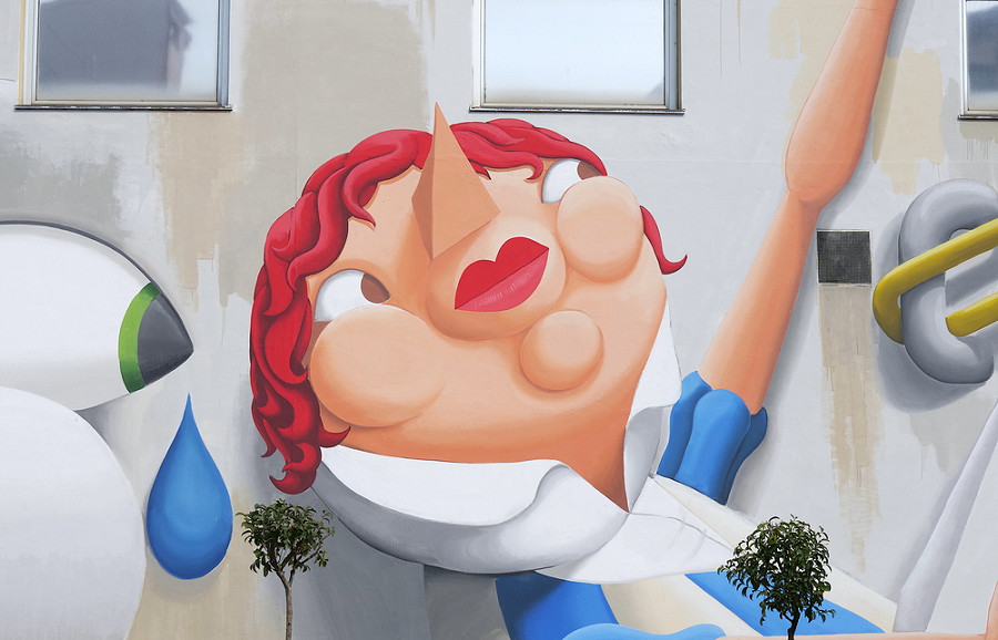 L'eco-murales dello street artist Zed1 lungo la parete della scuola Silio Italico di Fuorigrotta, a Napoli.