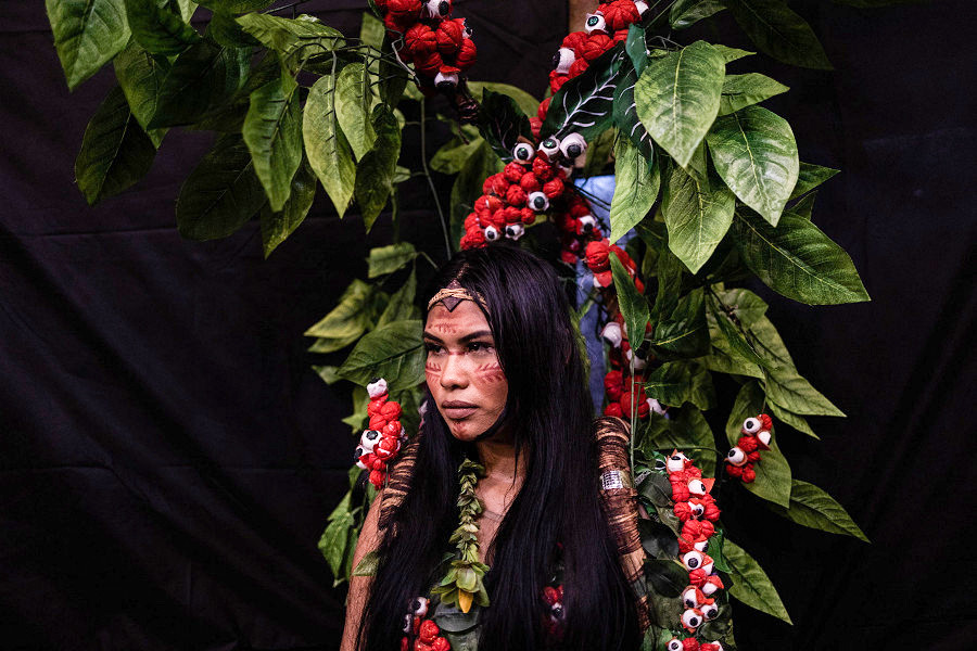Manaus (Amazzonia brasilina). Durante la prima Mostra Interculturale della Moda Indigena, a Manaus, la modella Ira Maragua, del Popolo Nudo, sfila con costumi che alludono al frutto guaranà. L'iniziativa è della Scuola Superiore di Arte e Turismo dell'Amazonas State University. (EPA/Raphael Alves)