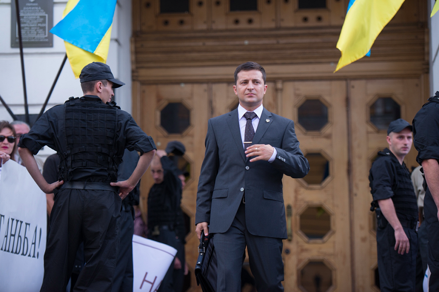 Il premier ucraino Volodymyr Zelensky nella serie “Servant of the people”, di cui è protagonista, ideatore e regista, in onda su La7.