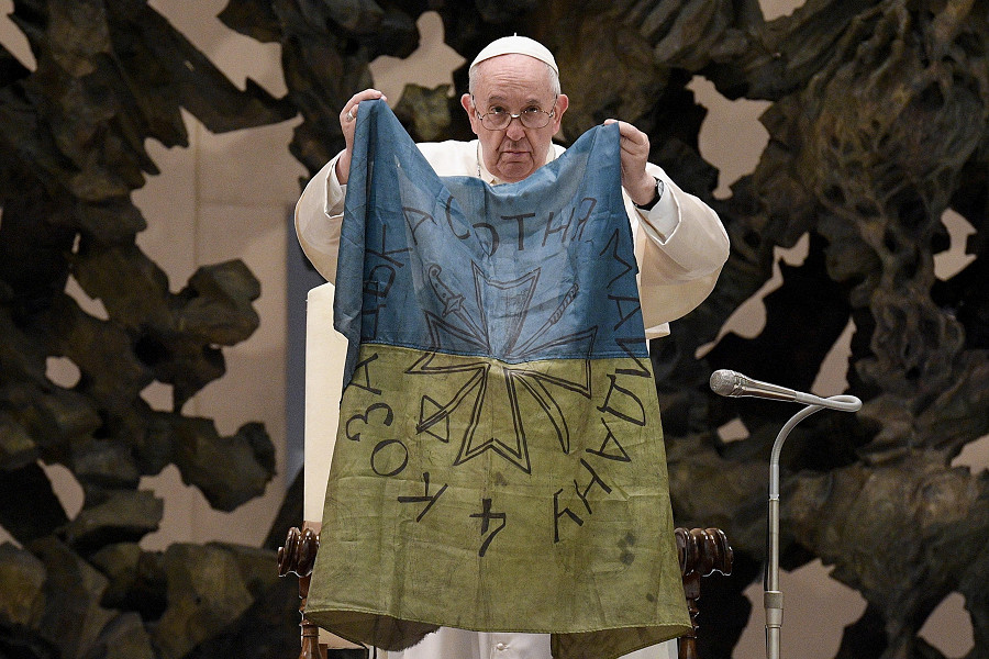 Papa Francesco con la bandiera ucraina a Roma.