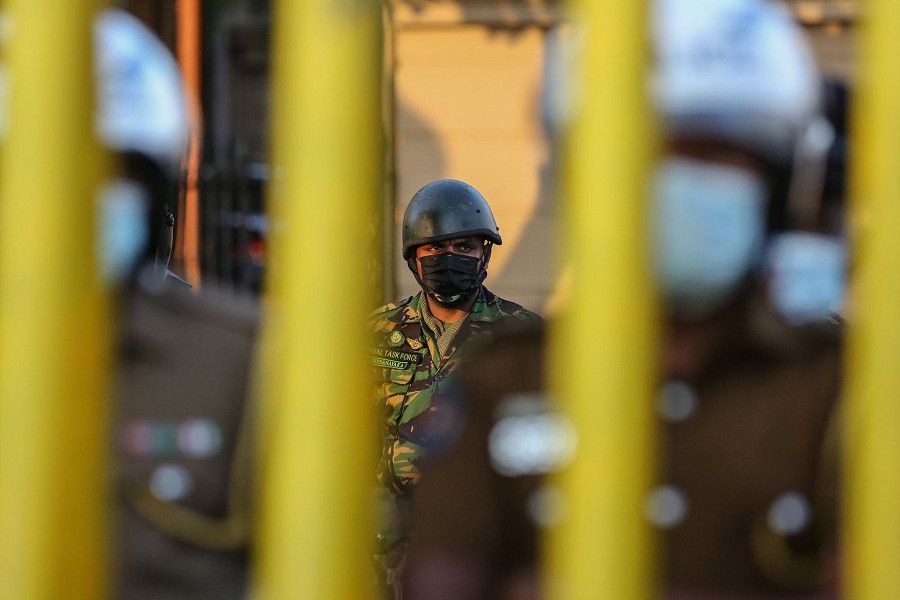 Un militare fa la guardia dietro le barricate erette durante le proteste davanti al Segretariato Presidenziale a Colombo, Sri Lanka. 