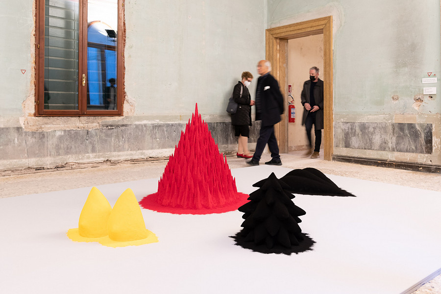 "White Sand Red Millet Many Flowers" (1982), Anish Kapoor. Venezia, Gallerie dell'Accademia - Palazzo Manfrin (Irene Fanizza).