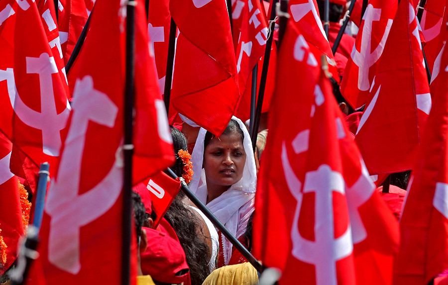 Bangalore (India). Lavoratori e membri sindacali partecipano a una manifestazione in occasione della Giornata internazionale dei lavoratori del 1° maggio. La città è la capitale dello stato meridionale di Karnataka ed è chiamata la "Silicon Valley indiana" per i distretti tecnologici. EPA/JAGADEESH NV
