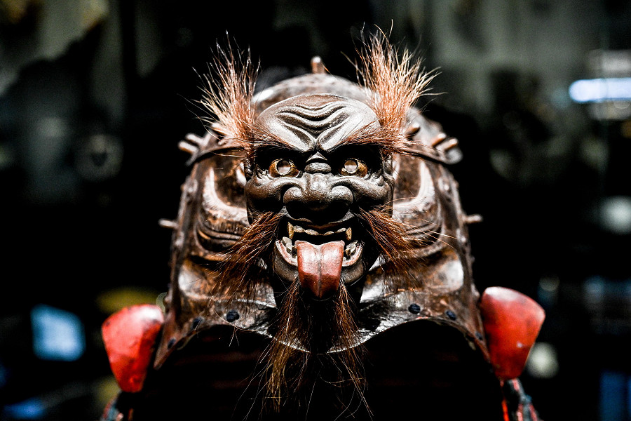 Berlino (Germania). Il dettaglio di un elmo nel nuovo Museo dei Samurai che aprirà l'8 maggio nel quartiere Berlin-Mitte. Con 1.000 pezzi tra armature, elmi e maschere dall'VIII al XIX secolo, sarà una delle più grandi collezioni di autentici manufatti samurai al di fuori del Giappone. (EPA/FILIP SINGER)