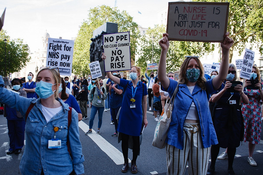 Una protesta delle lavoratrici della Sanità pubblica inglese.